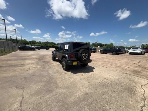 Used 2025 Jeep Wrangler Unlimited Sahara AWD/4WD image 16
