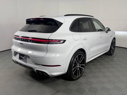 Certified 2025 Porsche Cayenne Turbo image 7