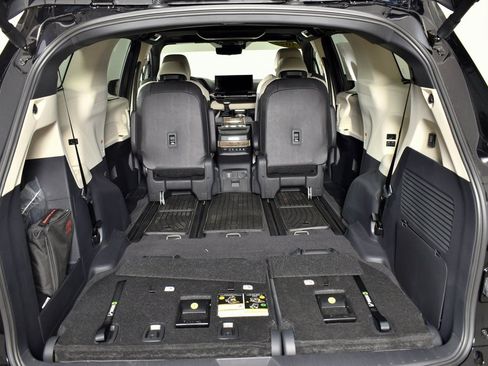 Certified 2025 Toyota Sienna Platinum image 33