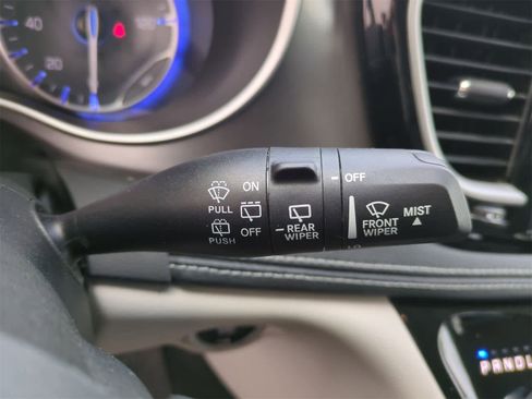 Used 2023 Chrysler Pacifica Touring-L image 25