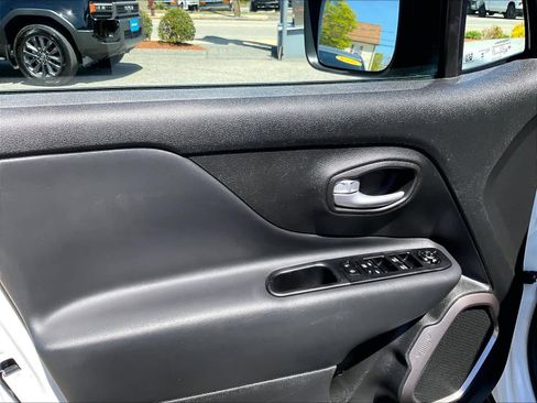 Used 2023 Jeep Renegade Latitude AWD/4WD image 9