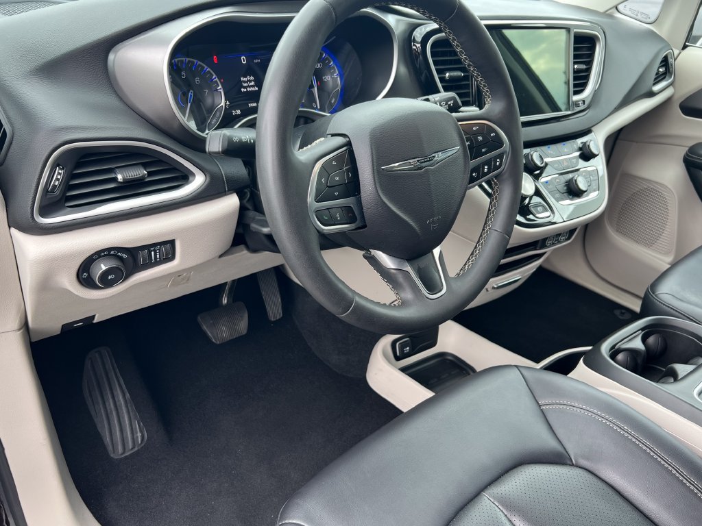 Used 2024 Chrysler Pacifica Touring-L FWD image 22