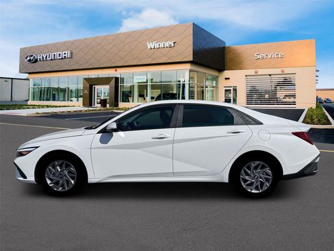 New 2026 Hyundai Elantra Hybrid FWD image 3