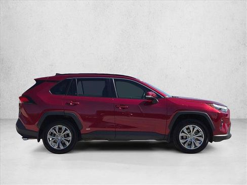 Used 2022 Toyota RAV4 XLE Premium AWD/4WD image 4