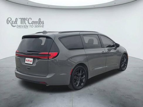 Used 2021 Chrysler Pacifica Touring-L w/ Uconnect Theater Family Group FWD image 5
