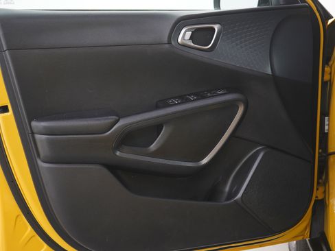 Used 2020 Kia Soul S FWD image 19