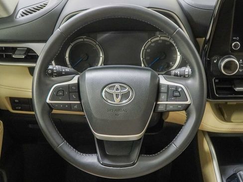 Used 2024 Toyota Highlander XLE AWD/4WD image 23