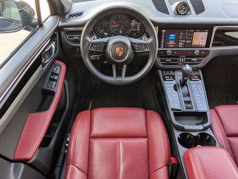 Certified 2025 Porsche Macan image 14