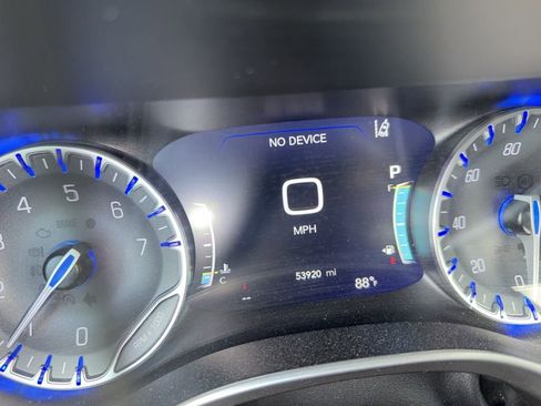 Used 2023 Chrysler Pacifica Touring-L image 6