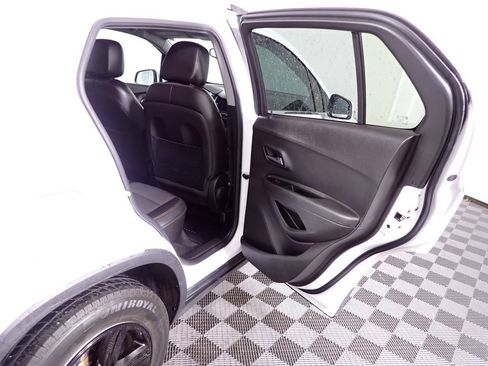 Used 2018 Chevrolet Trax LT w/ LT Convenience Package FWD image 32
