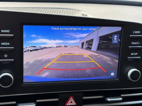 Used 2022 Hyundai Elantra SE FWD image 17