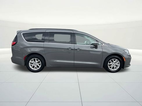 Used 2022 Chrysler Pacifica Touring-L image 6