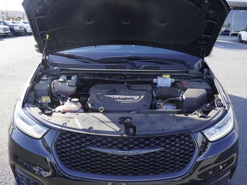 Used 2022 Chrysler Pacifica Touring-L w/ Uconnect Theater Family Group FWD image 28