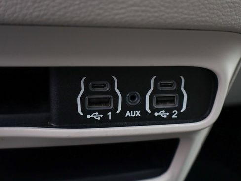 Used 2021 Chrysler Pacifica Touring-L image 39