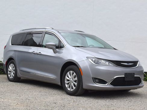 Used 2018 Chrysler Pacifica Touring-L FWD image 34