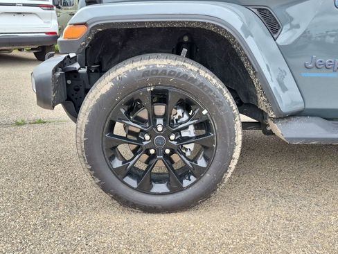 Used 2025 Jeep Wrangler Unlimited Sahara AWD/4WD image 7