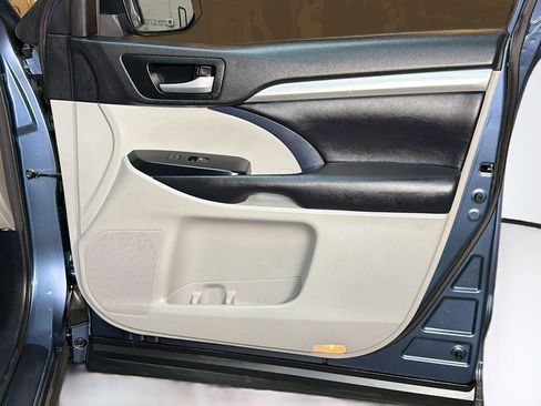 Used 2018 Toyota Highlander XLE image 36