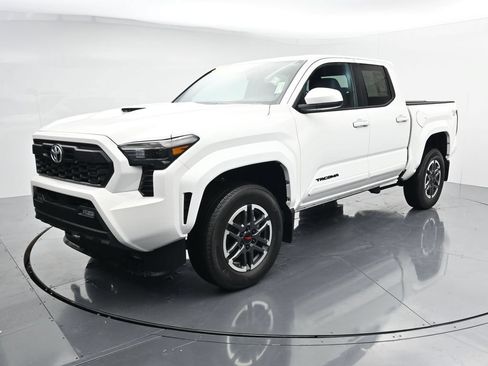 Used 2025 Toyota Tacoma TRD Sport AWD/4WD image 4