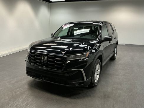 Used 2023 Honda Pilot LX image 1