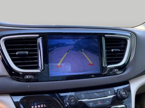 Used 2017 Chrysler Pacifica Touring-L FWD image 23