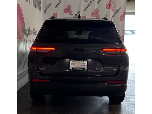 Used 2023 Jeep Grand Cherokee L Laredo RWD image 11