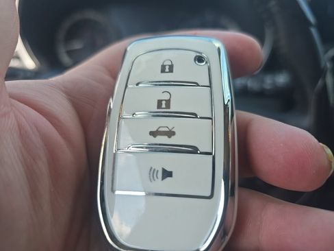 Used 2024 Toyota Highlander XLE FWD image 21
