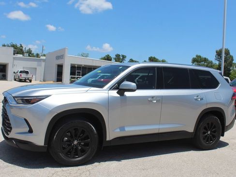 Used 2024 Toyota Grand Highlander FWD image 3
