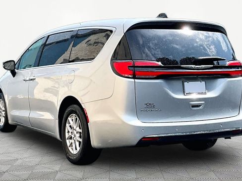 Used 2024 Chrysler Pacifica Touring-L FWD image 12
