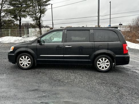 Used 2013 Chrysler Town & Country Touring image 5