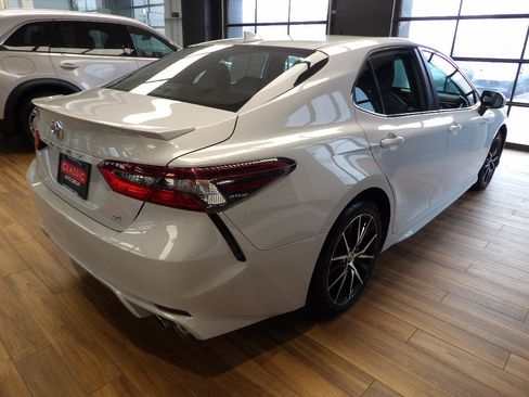 Used 2024 Toyota Camry SE image 6