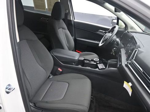 Used 2025 Kia Sportage LX AWD/4WD image 29