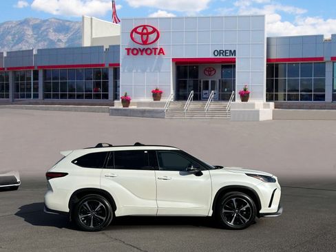 Used 2021 Toyota Highlander XSE AWD/4WD image 3