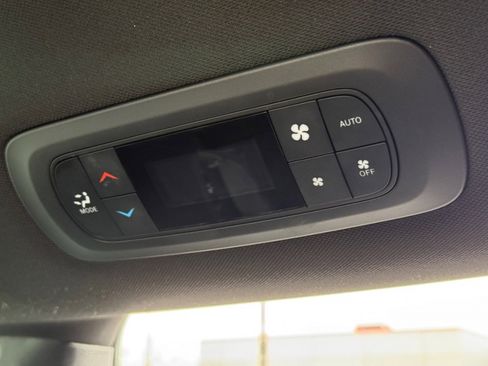 Used 2025 Chrysler Pacifica Select image 32