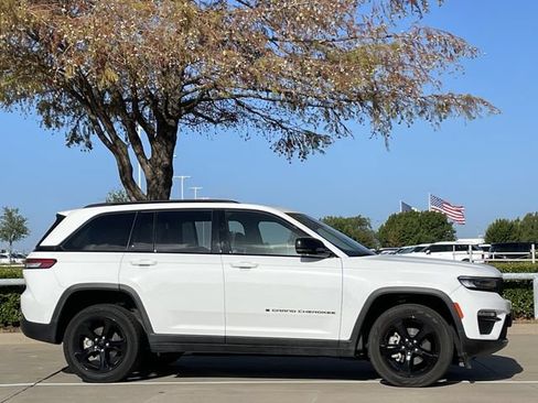 Used 2024 Jeep Grand Cherokee Limited w/ Black Appearance Package RWD image 3