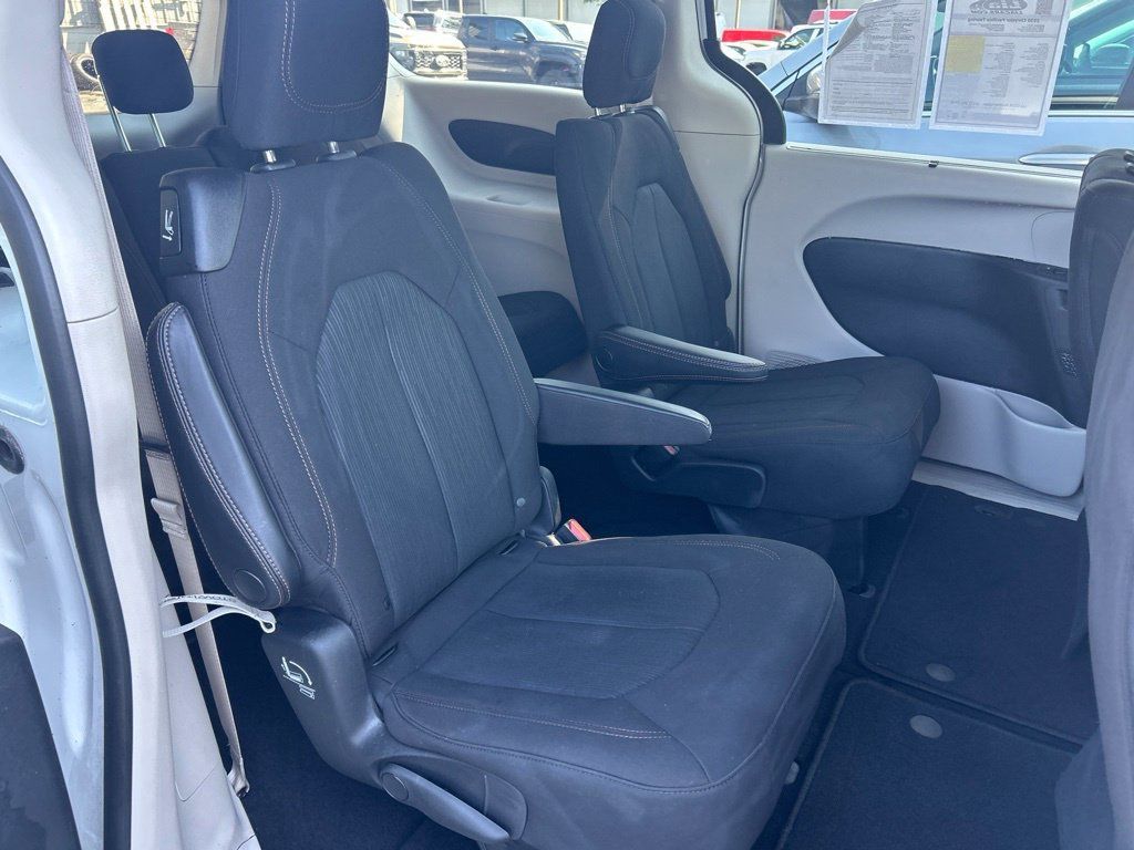 Certified 2020 Chrysler Pacifica Touring FWD image 36