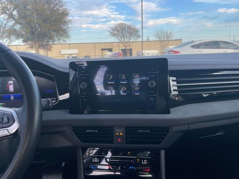 Used 2025 Volkswagen Jetta SE image 17