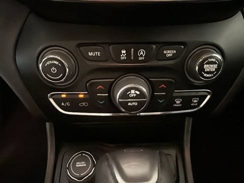 Used 2020 Jeep Cherokee Limited AWD/4WD image 23