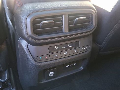 Used 2025 Honda Pilot TrailSport image 11