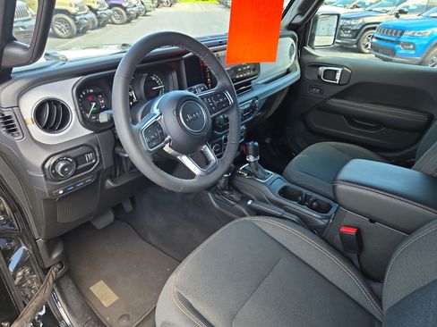 Certified 2025 Jeep Wrangler Unlimited Sahara w/ Safety Group AWD/4WD image 16