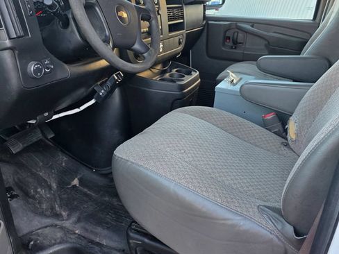Used 2014 Chevrolet Express 2500 RWD image 12