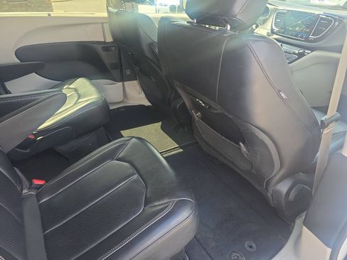 Used 2023 Chrysler Pacifica Touring-L FWD image 25