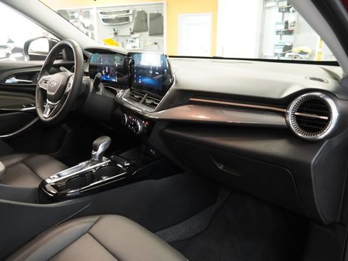 Used 2024 Chevrolet Trax ACTIV w/ Sunroof Package FWD image 34