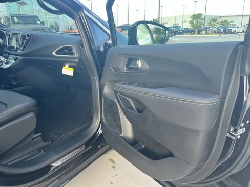 New 2026 Chrysler Voyager LX image 22