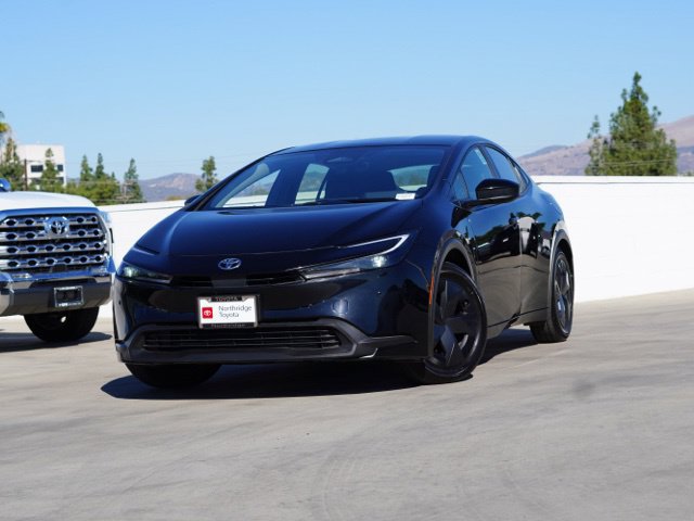 Used 2025 Toyota Prius LE FWD image 4