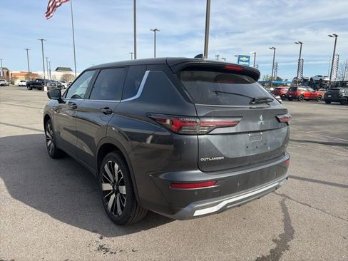 Used 2025 Mitsubishi Outlander image 5