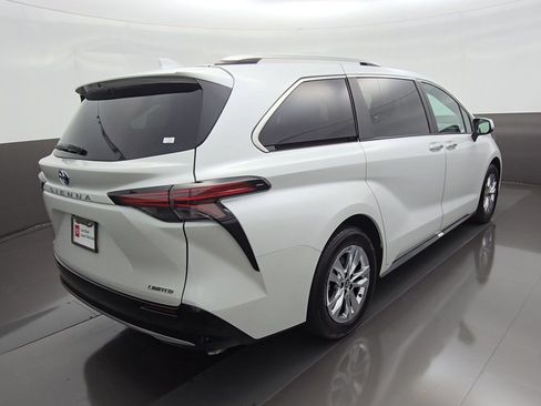 Certified 2025 Toyota Sienna Limited FWD image 8