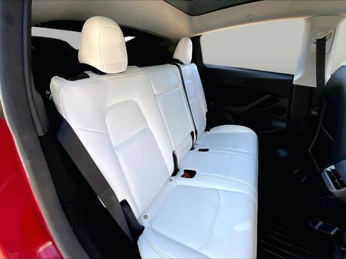 Used 2024 Tesla Model Y 2WD image 18
