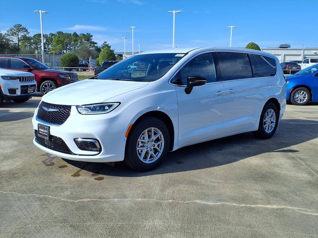 New 2026 Chrysler Pacifica Select FWD image 3