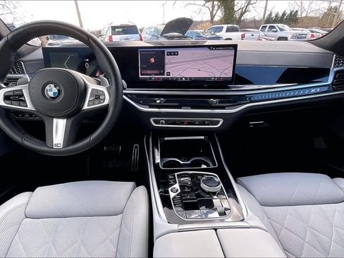 Used 2025 BMW X7 xDrive40i w/ Executive Package image 30