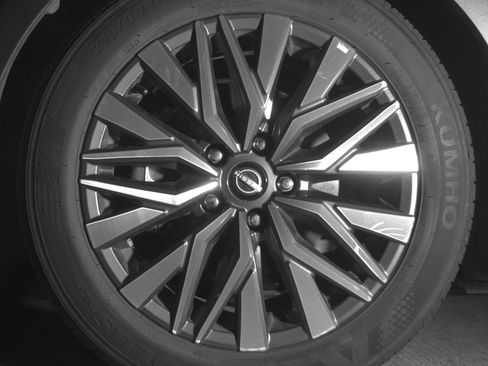 Used 2025 Nissan Altima 2.5 SV FWD image 15